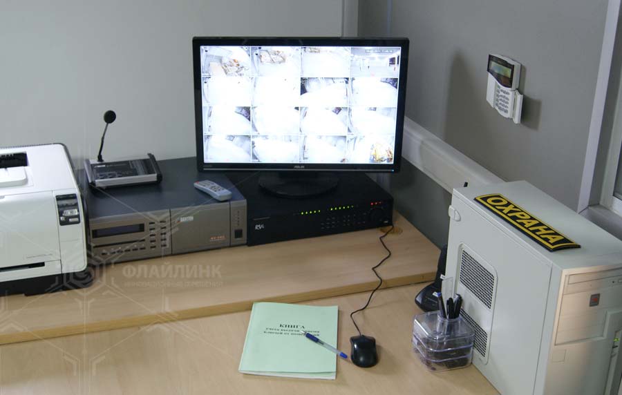 Пульт охранного видеонаблюдения и экстренного оповещения на складе Uhrenholt