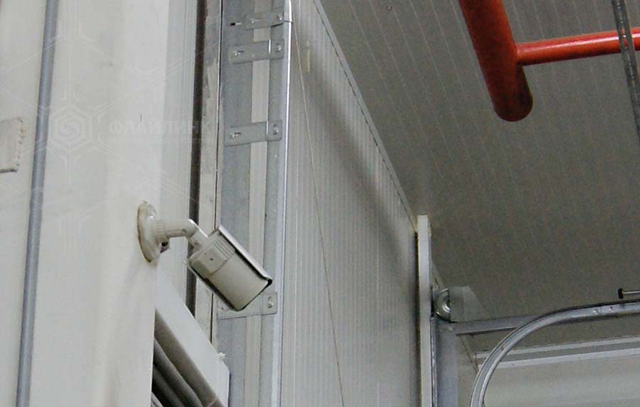 Камера видеонаблюдения установленная на складе