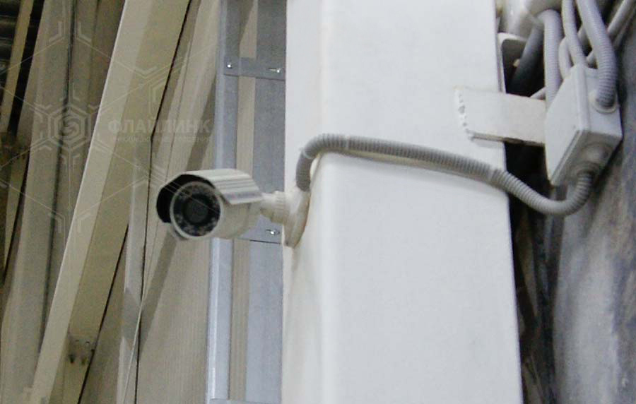Камера видеонаблюдения на складе Uhrenholt